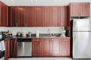 ثلاجة، ميكروويف، فرن، موقد طهي مسطح