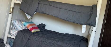 3 soverom, strykejern/-brett, wi-fi og sengetøy