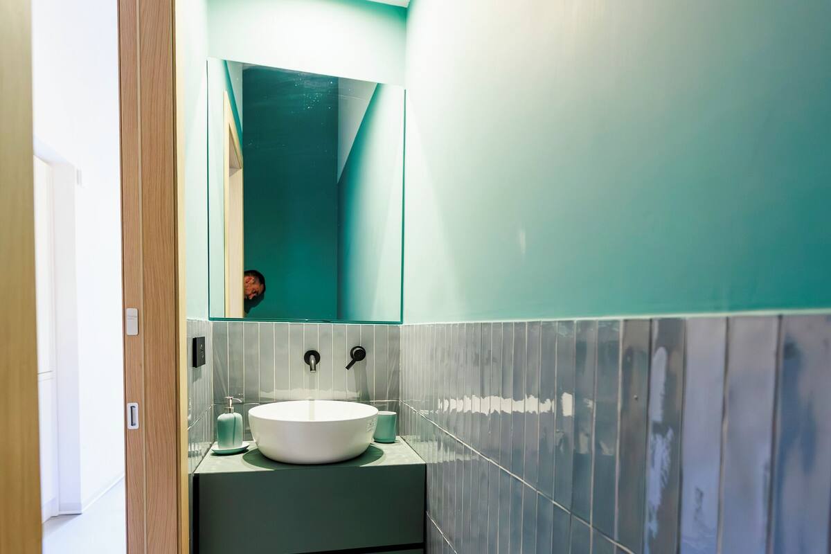 Habitación triple | Baño | Ducha, artículos de higiene personal gratuitos y secador de pelo