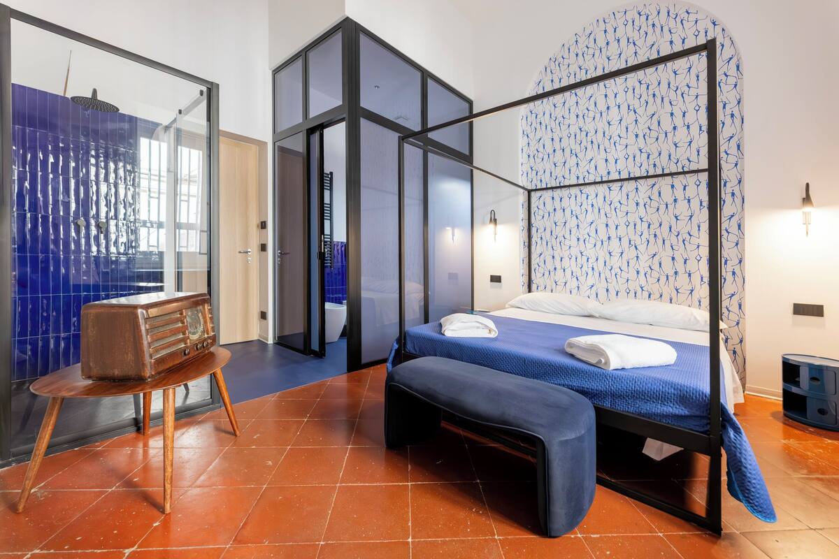 Habitación doble, vistas al patio | Caja fuerte, escritorio, sistema de insonorización
