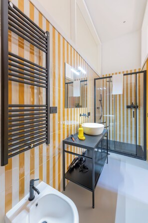 Double Room, Smoking, Housekeeping | Bathroom | Shower, free toiletries, hair dryer, bathrobes - Assoli House  (Naples)