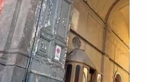 Un bâtiment doté d’une grande porte richement décorée et d’une arche en pierre.