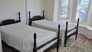 4 bedrooms, iron/ironing board, WiFi