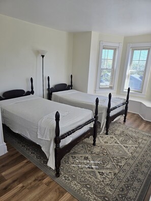 4 bedrooms, iron/ironing board, WiFi