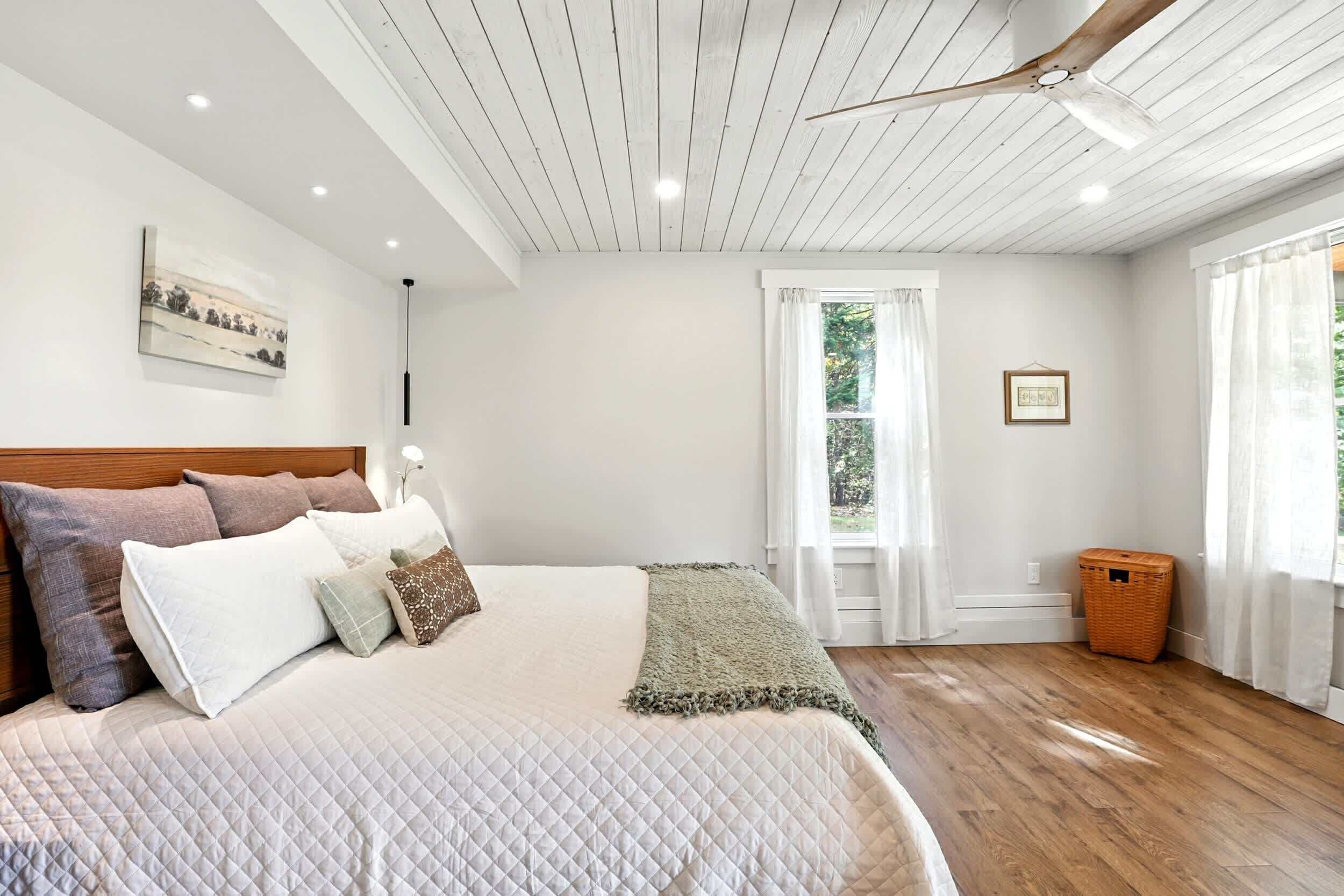 4 soverom, skrivebord, strykejern/-brett og reiseseng for barn