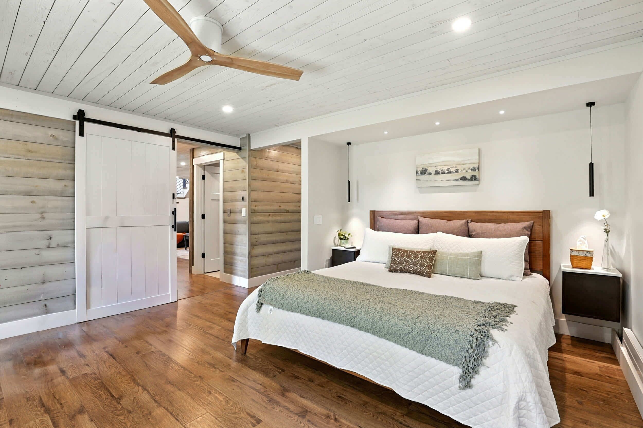 4 bedrooms, desk, iron/ironing board, travel crib