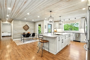 Køleskab, mikrobølgeovn, ovn, kogeplade