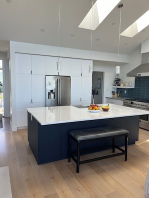 Private kitchen - Peaceful retreat hiking, biking, sightseeing, wildlife. 21+ acres amazing views (Shawnigan Lake)