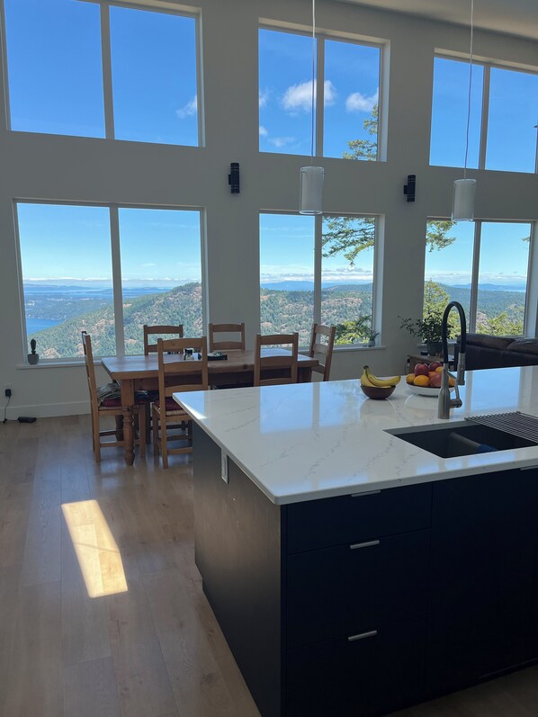 Interior - Peaceful retreat hiking, biking, sightseeing, wildlife. 21+ acres amazing views (Shawnigan Lake)