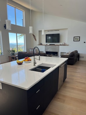 Interior - Peaceful retreat hiking, biking, sightseeing, wildlife. 21+ acres amazing views (Shawnigan Lake)