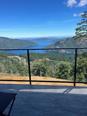 Property grounds - Peaceful retreat hiking, biking, sightseeing, wildlife. 21+ acres amazing views (Shawnigan Lake)