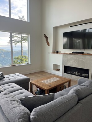 Living area - Peaceful retreat hiking, biking, sightseeing, wildlife. 21+ acres amazing views (Shawnigan Lake)