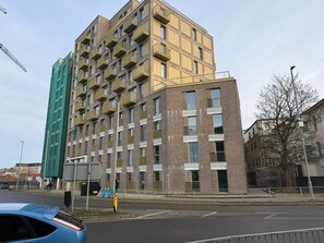 Exterior - Stylish 2BR Flat •Parking• 6 min to Luton Airport (Luton)