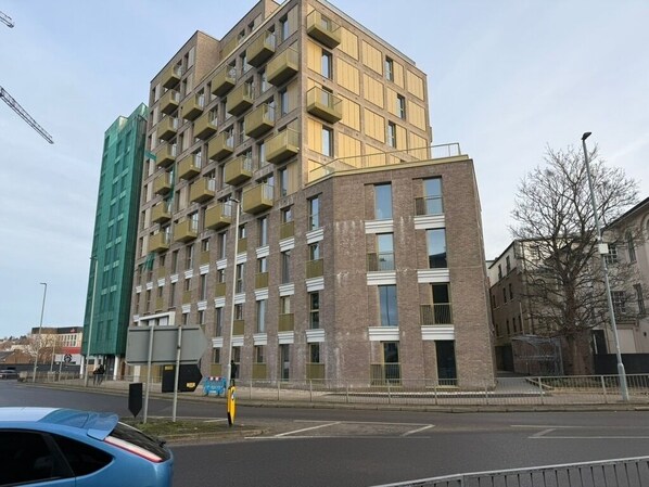 Exterior - Stylish 2BR Flat •Parking• 6 min to Luton Airport (Luton)