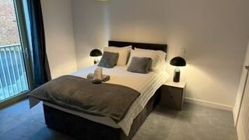 2 habitaciones, tabla de planchar con plancha y cuna de viaje