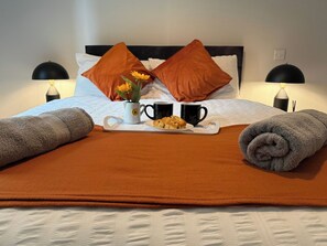 2 bedrooms, iron/ironing board, free WiFi, bed sheets - Stylish 2BR Flat •Parking• 6 min to Luton Airport (Luton)