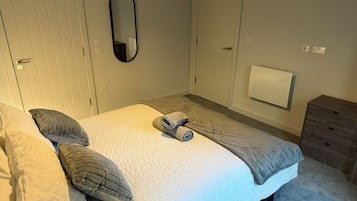 2 bedrooms, iron/ironing board, WiFi