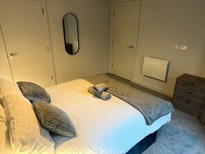 2 bedrooms, iron/ironing board, free WiFi, bed sheets - Modern Flat near Airport & London (Luton)