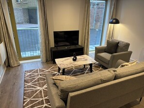 Living area - Flat in Luton, FREE parking close to Luton Airport and other transport links. (Luton)