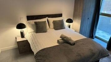 2 habitaciones, tabla de planchar con plancha y cuna de viaje