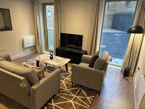 Living area - Flat in Luton, FREE parking close to Luton Airport and other transport links. (Luton)