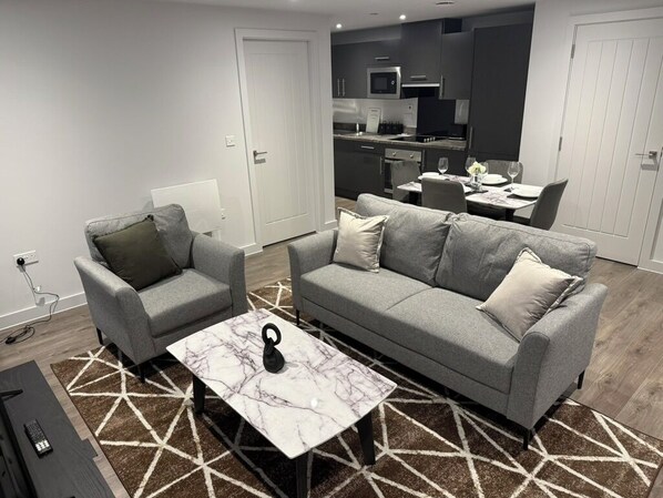 Living area - Flat in Luton, FREE parking close to Luton Airport and other transport links. (Luton)