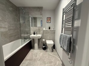 Hair dryer, towels - Stylish 2BR Flat •Parking• 6 min to Luton Airport (Luton)