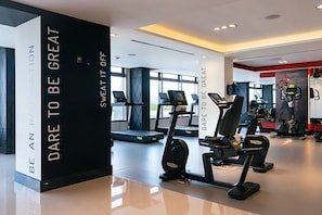 Fitness facility - Spectacular 3-Bedroom Penthouse Loft, Private Rooftop Jacuzzi, Hammock Terrace (Q.R.)