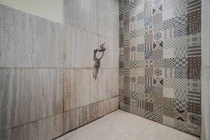 Habitación Deluxe doble | Baño | Ducha, bidé, toallas y jabón