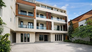 A multi-story building with a central courtyard, large windows, and a modern architectural design. - Collection O Yayah Residence  (Dramaga)
