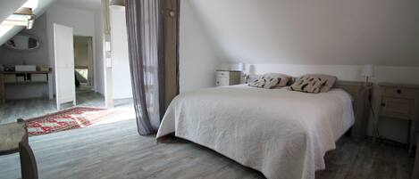 2 bedrooms, iron/ironing board, Internet, bed sheets