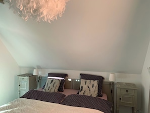 2 عدّة غرف نوم ومكواة/لوح كي وخدمة الإنترنت وملاءات أسرّة