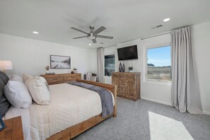 3 dormitorios, escritorio, tabla de planchar con plancha y cuna de viaje