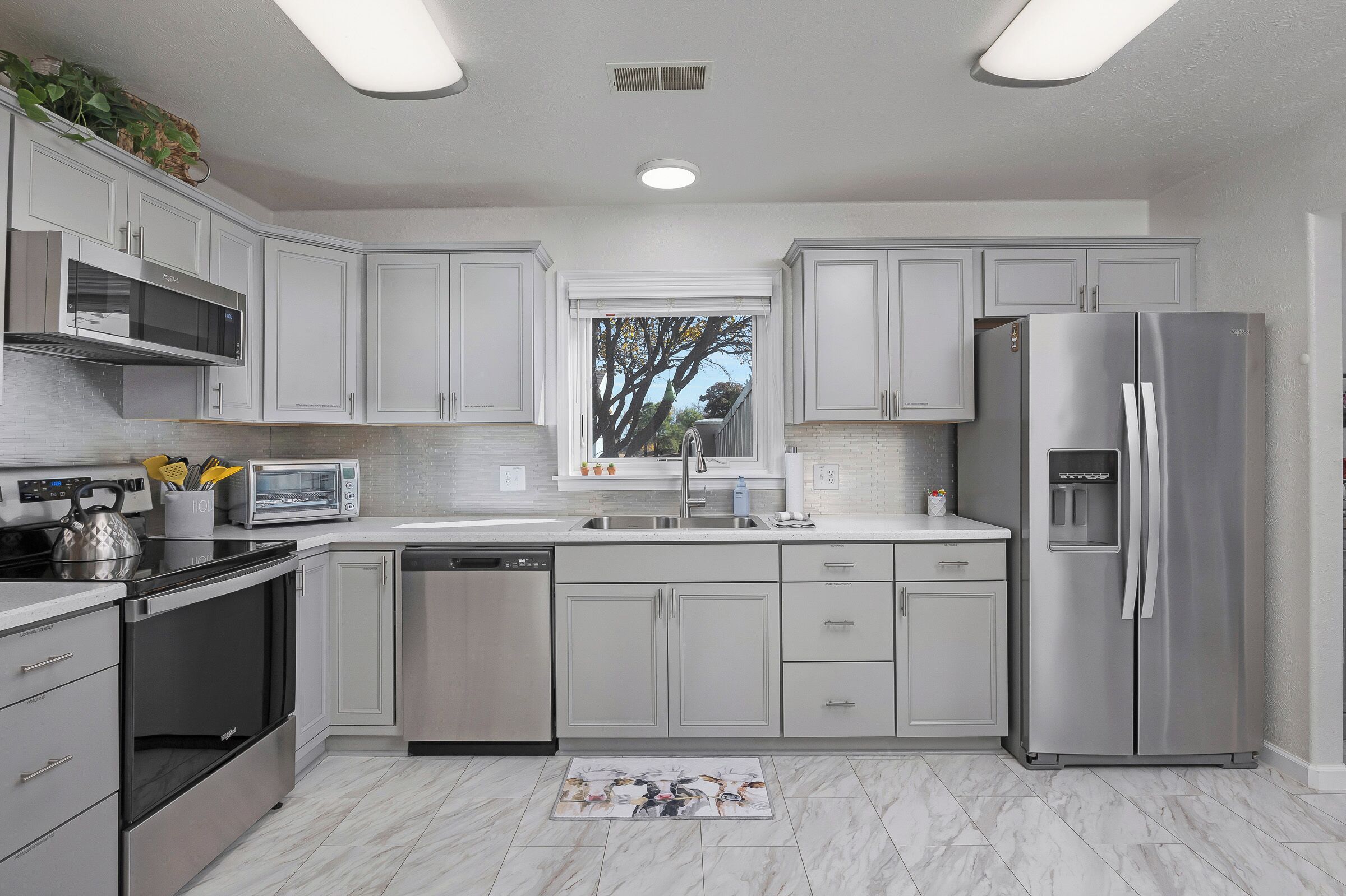 Refrigerador, microondas, horno y parrilla de estufa 