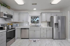 Frigorífico, microondas, horno y placa de cocina