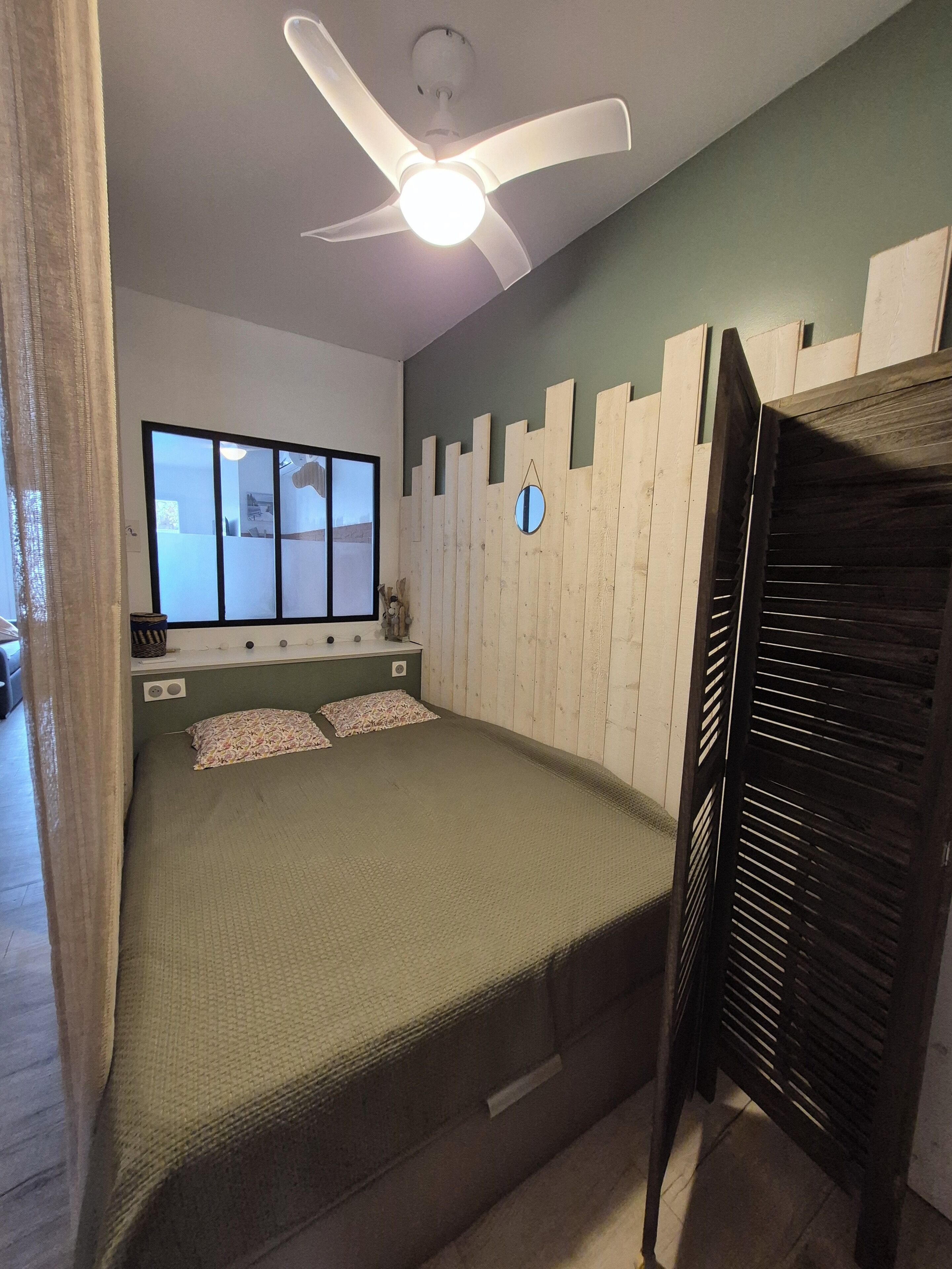 2 habitaciones, tabla de planchar con plancha y ropa de cama 