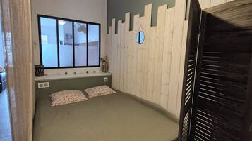 2 habitaciones, tabla de planchar con plancha y ropa de cama