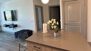 Una cocina moderna con armarios de madera, una isla central e iluminación colgante.