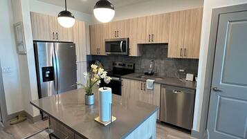 Mikrobølgeovn, ovn, kokeplater og oppvaskmaskin