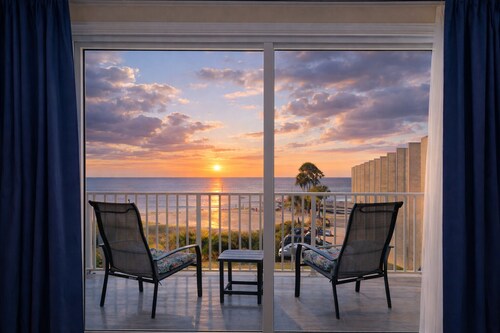 Sunset over Tampa Bay! Cozy 1-bedroom condo with private balcony!