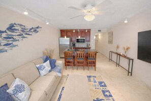 Smart TV - Sunset over Tampa Bay! Cozy 1-bedroom condo with private balcony! (Tampa)