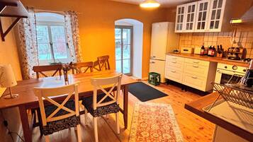 Réfrigérateur, plaque de cuisson, cafetière/bouilloire