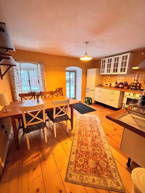 ثلاجة، موقد طهي مسطح، ماكينة لصنع القهوة/الشاي، غلّاية كهربائية