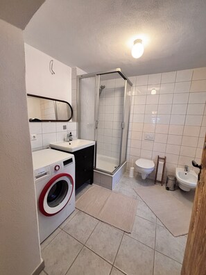 Hair dryer, bidet, towels, soap - Bergfrieden forester's lodge at St. Marienthal Monastery (Ostritz)