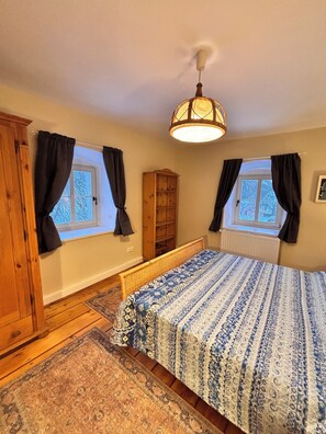 1 habitación, tabla de planchar con plancha y cuna de viaje
