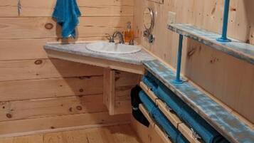 Douche, séchoir à cheveux, serviettes fournies, savon