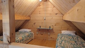 2 bedrooms, WiFi, bed sheets - Quiet Cabin rental near Pat's Peak - Seacoast (Henniker)