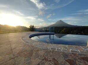 Outdoor pool - Blue Mountain Lodging Arenal (Monterrey)