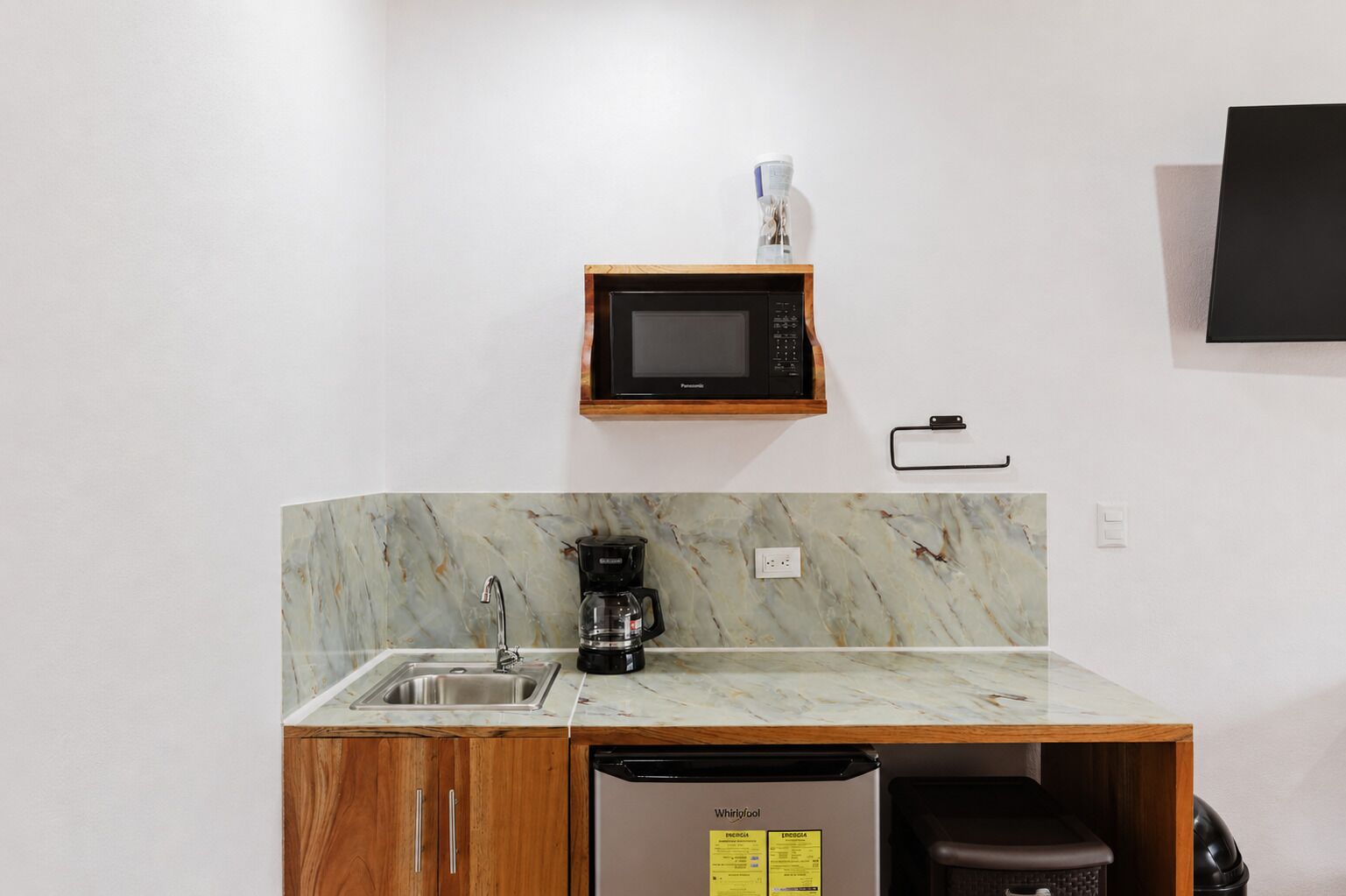 Room, 1 King Bed, Mountain View | Private kitchenette | Mini-fridge, microwave