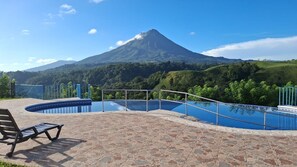 Outdoor pool - Blue Mountain Lodging Arenal (Monterrey)
